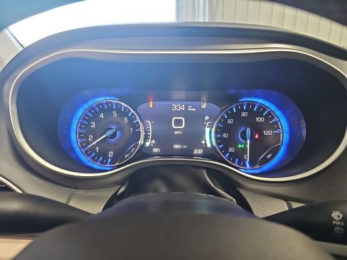 Used 2024 Chrysler Pacifica Touring-L FWD image 18