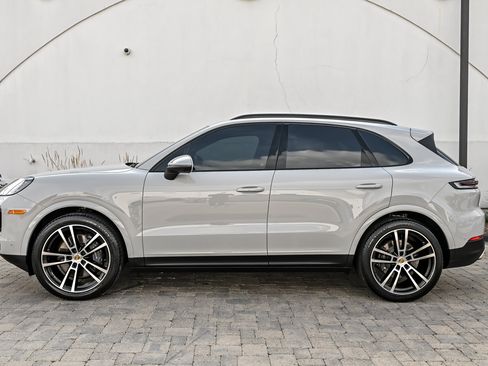 Used 2024 Porsche Cayenne AWD/4WD image 9