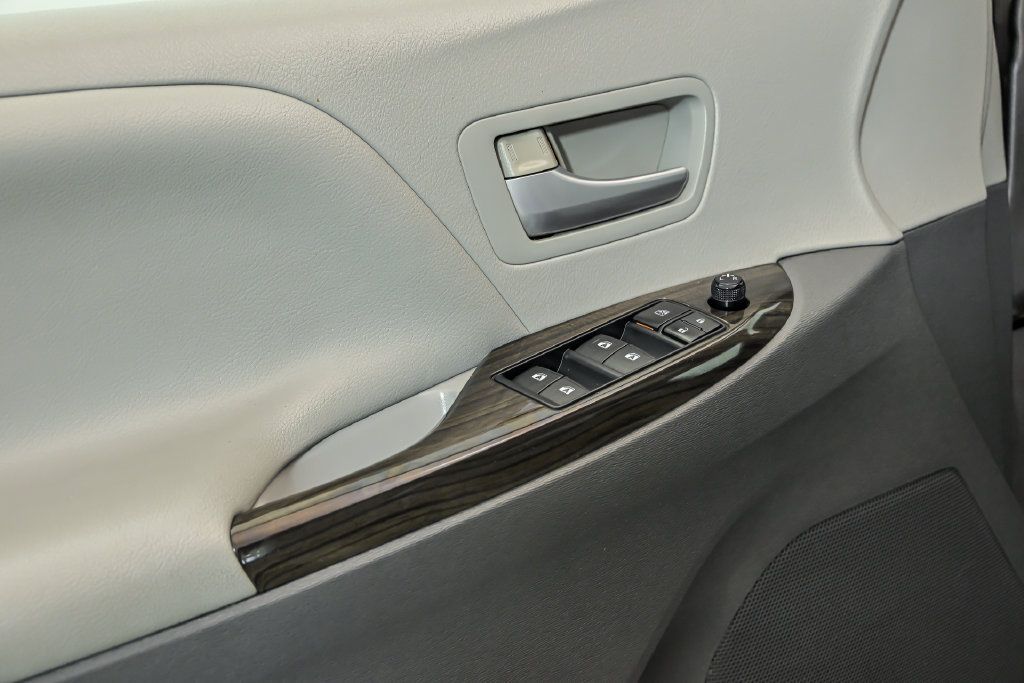 Used 2015 Toyota Sienna XLE FWD image 10