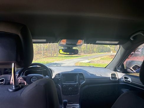 Used 2017 Jeep Grand Cherokee Laredo w/ Quick Order Package 23E image 10