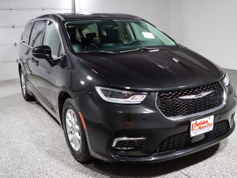 Used 2023 Chrysler Pacifica Touring-L image 5
