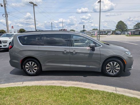 Used 2023 Chrysler Pacifica Touring-L FWD image 4