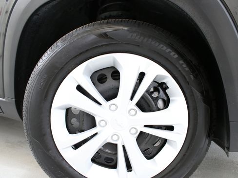 Certified 2025 Chevrolet Trax LS FWD image 32