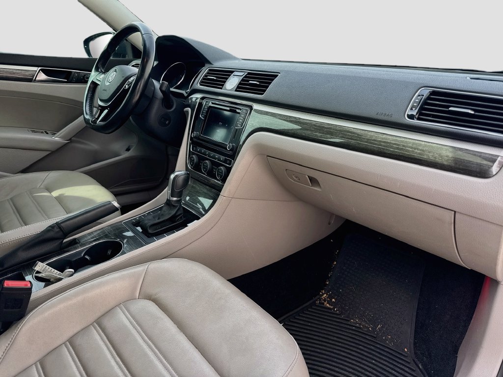 Used 2017 Volkswagen Passat 1.8T SEL Premium FWD image 33