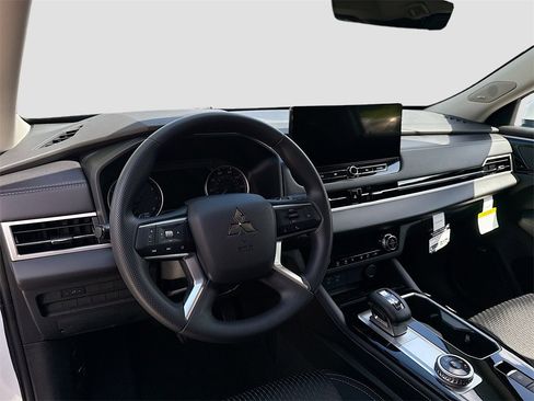 New 2025 Mitsubishi Outlander ES image 9