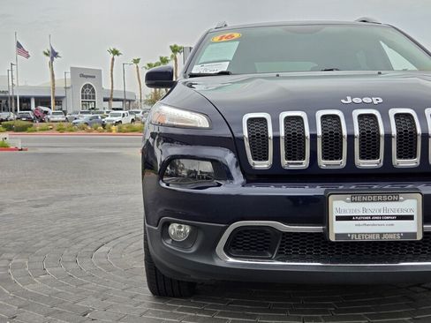 Used 2016 Jeep Cherokee Limited w/ Luxury Group AWD/4WD image 10