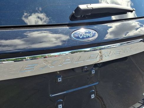 Used 2022 Ford Explorer XLT w/ Equipment Group 202A AWD/4WD image 32