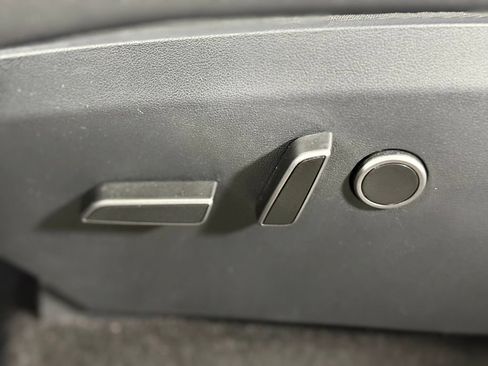 Used 2022 Tesla Model Y Long Range AWD/4WD image 22