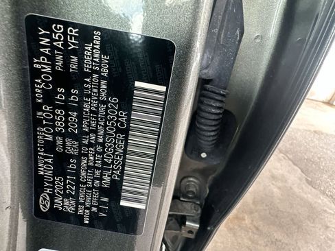 Used 2025 Hyundai Elantra SE FWD image 29