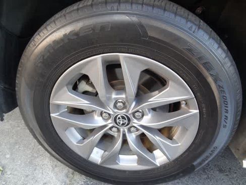 Used 2021 Toyota Sienna LE w/ LE Plus Package FWD image 21