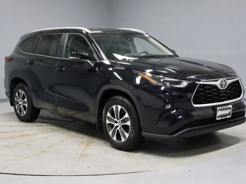 Used 2023 Toyota Highlander XLE AWD/4WD image 1