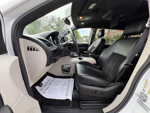 Used 2016 Dodge Grand Caravan SXT FWD image 24