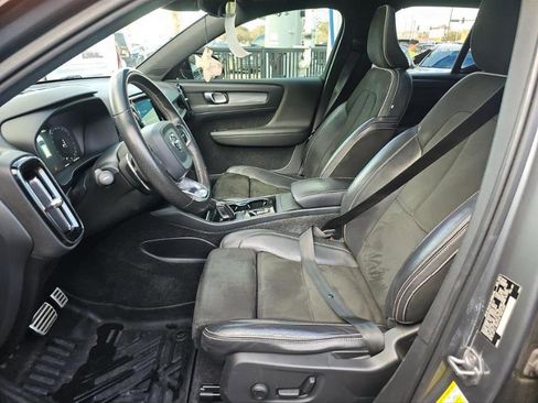 Used 2019 Volvo XC40 T4 R-Design image 3
