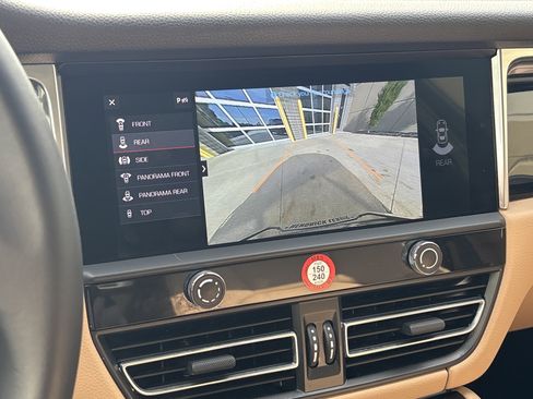 Used 2024 Porsche Macan image 25