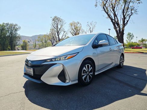 Used 2018 Toyota Prius Prime Premium image 3