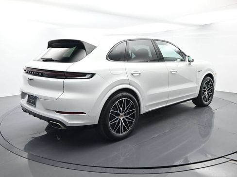 Certified 2025 Porsche Cayenne E-Hybrid w/ Premium Package Plus AWD/4WD image 15