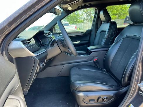 Used 2024 Jeep Grand Cherokee L Altitude AWD/4WD image 3