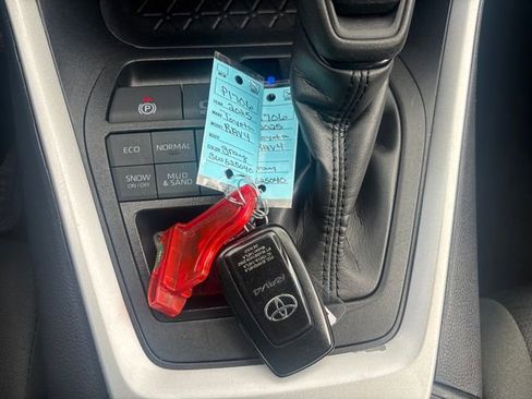 Used 2025 Toyota RAV4 XLE AWD/4WD image 49
