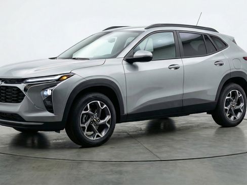 Used 2025 Chevrolet Trax LT FWD image 3