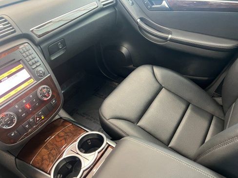 Used 2011 Mercedes-Benz R 350 4MATIC image 24