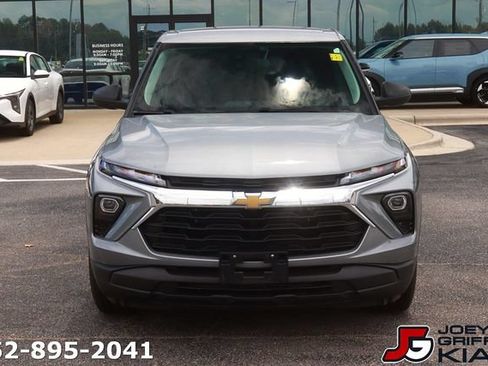 Used 2024 Chevrolet TrailBlazer LS FWD image 2