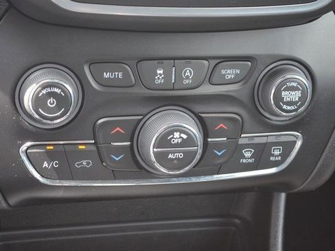 Used 2023 Jeep Cherokee Altitude Lux image 30