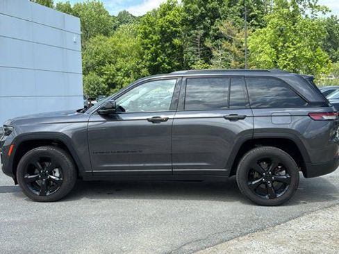 Certified 2023 Jeep Grand Cherokee Limited w/ Black Appearance Package AWD/4WD image 4