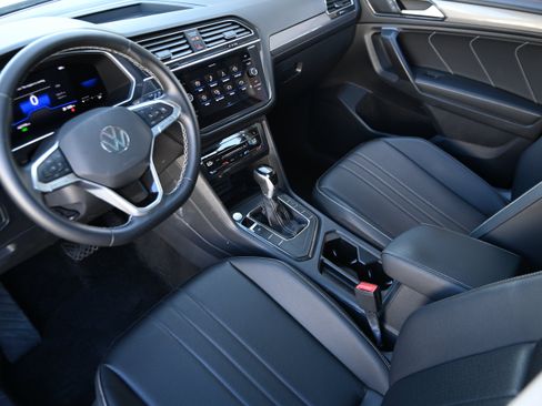 Used 2023 Volkswagen Tiguan SE w/ Panoramic Sunroof Package FWD image 15