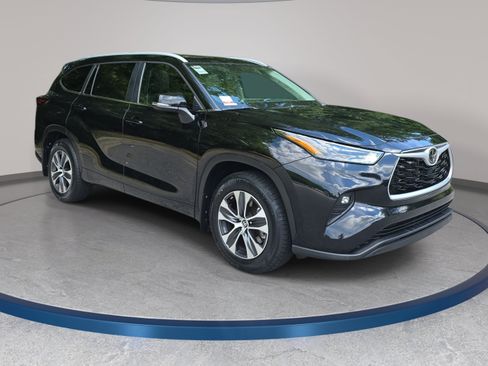 Used 2024 Toyota Highlander XLE FWD image 3