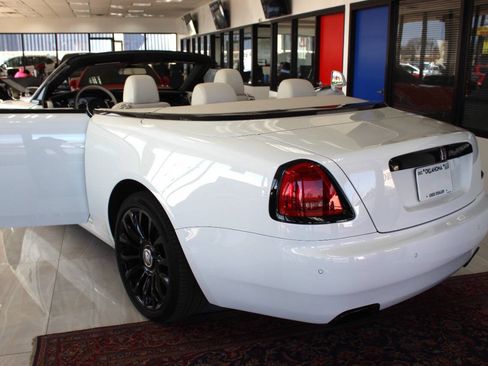 Used 2019 Rolls-Royce Dawn RWD image 9