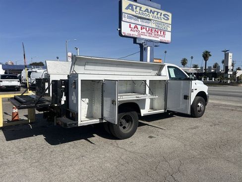 Used 2018 RAM 3500 Tradesman w/ Chrome Appearance Group RWD image 9