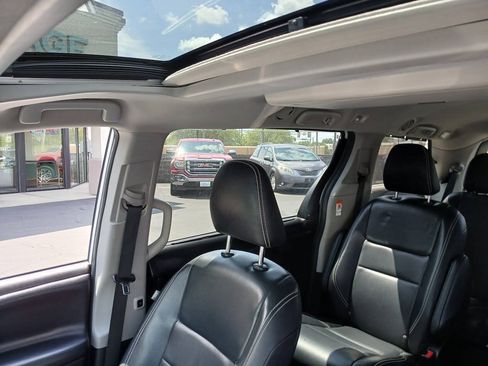Used 2019 Toyota Sienna SE FWD image 21