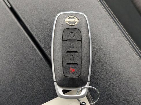 Used 2023 Nissan Rogue SV image 31