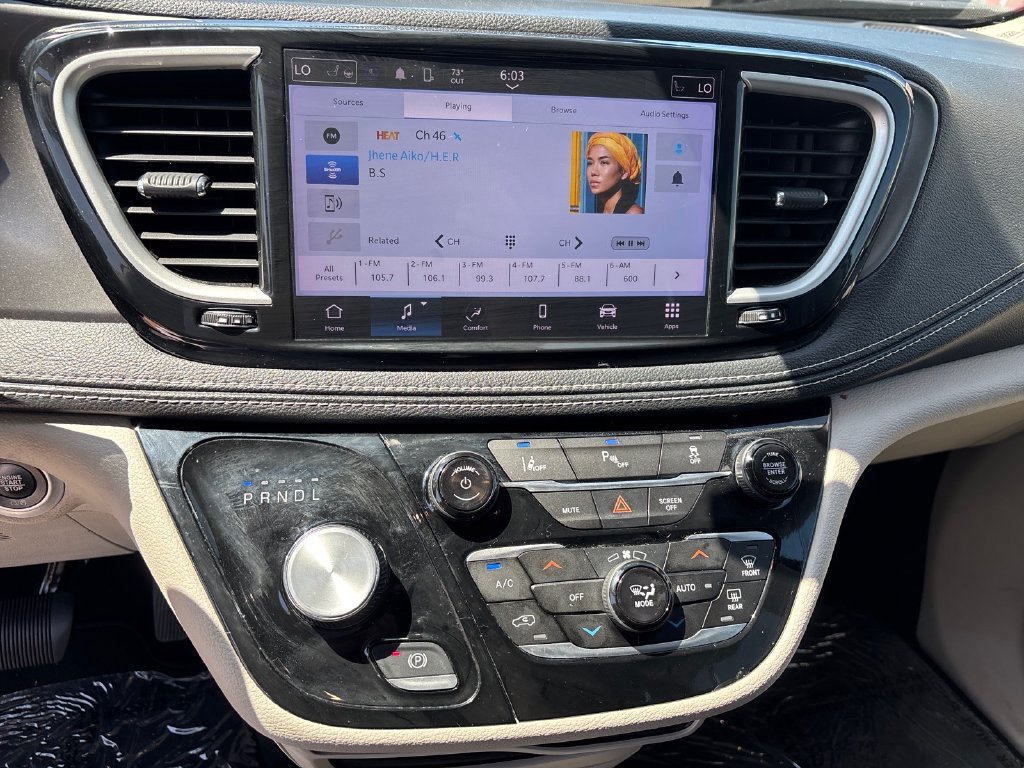 Used 2023 Chrysler Pacifica Touring-L FWD image 14