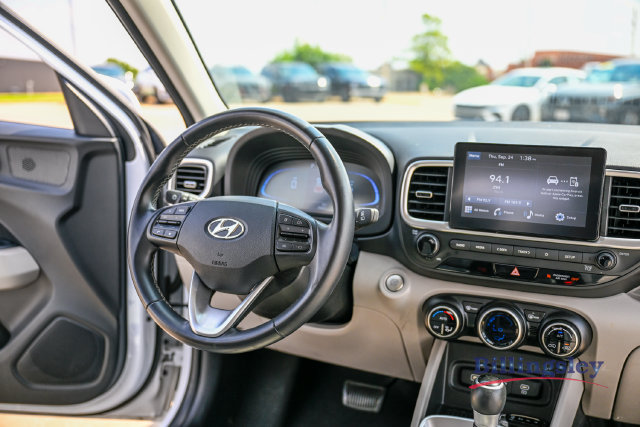 Certified 2025 Hyundai Venue SEL FWD image 15