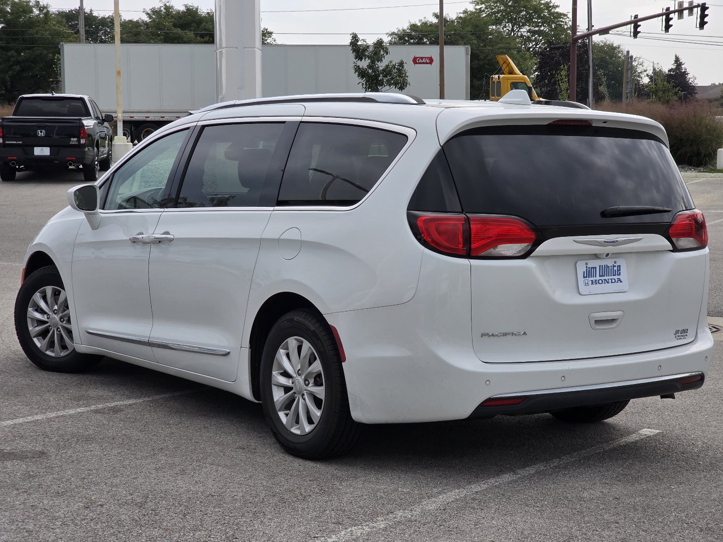 Used 2018 Chrysler Pacifica Touring-L FWD image 12