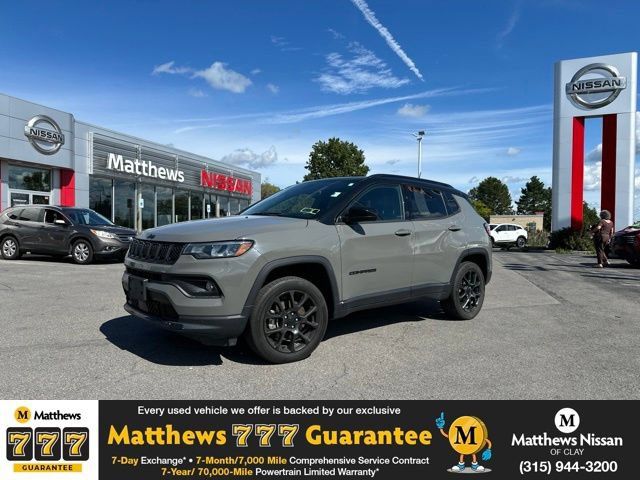 Used 2023 Jeep Compass Latitude w/ Sun and Sound Group AWD/4WD image 1