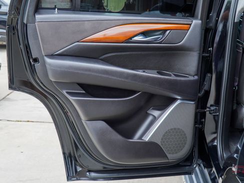 Used 2017 Cadillac Escalade Luxury image 18