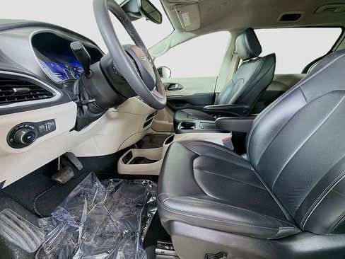 Used 2024 Chrysler Pacifica Touring-L image 19