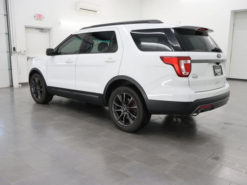 Used 2017 Ford Explorer XLT w/ XLT Appearance Package AWD/4WD image 5