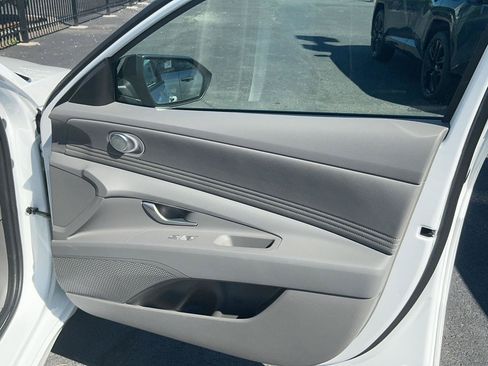Certified 2025 Hyundai Elantra SEL FWD image 29