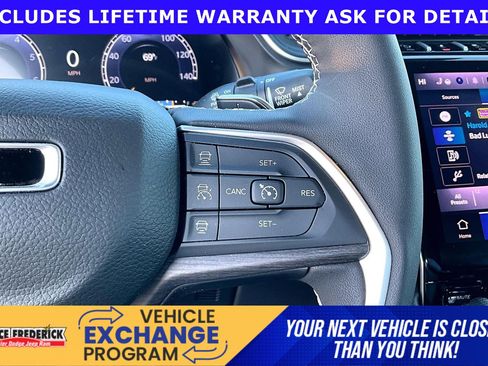 Used 2025 Jeep Grand Cherokee Limited AWD/4WD image 16