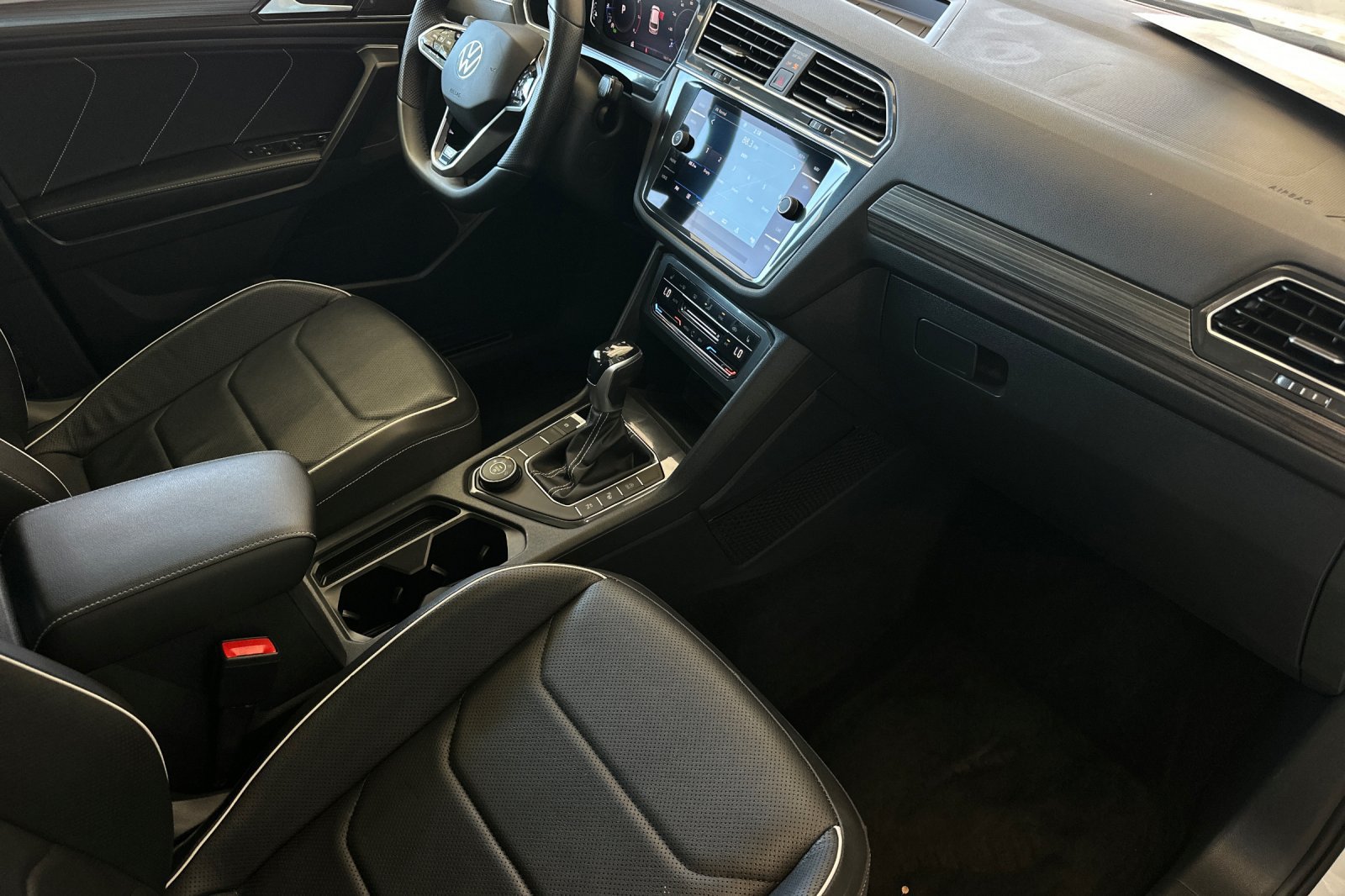 Used 2022 Volkswagen Tiguan SEL R-Line AWD/4WD image 16