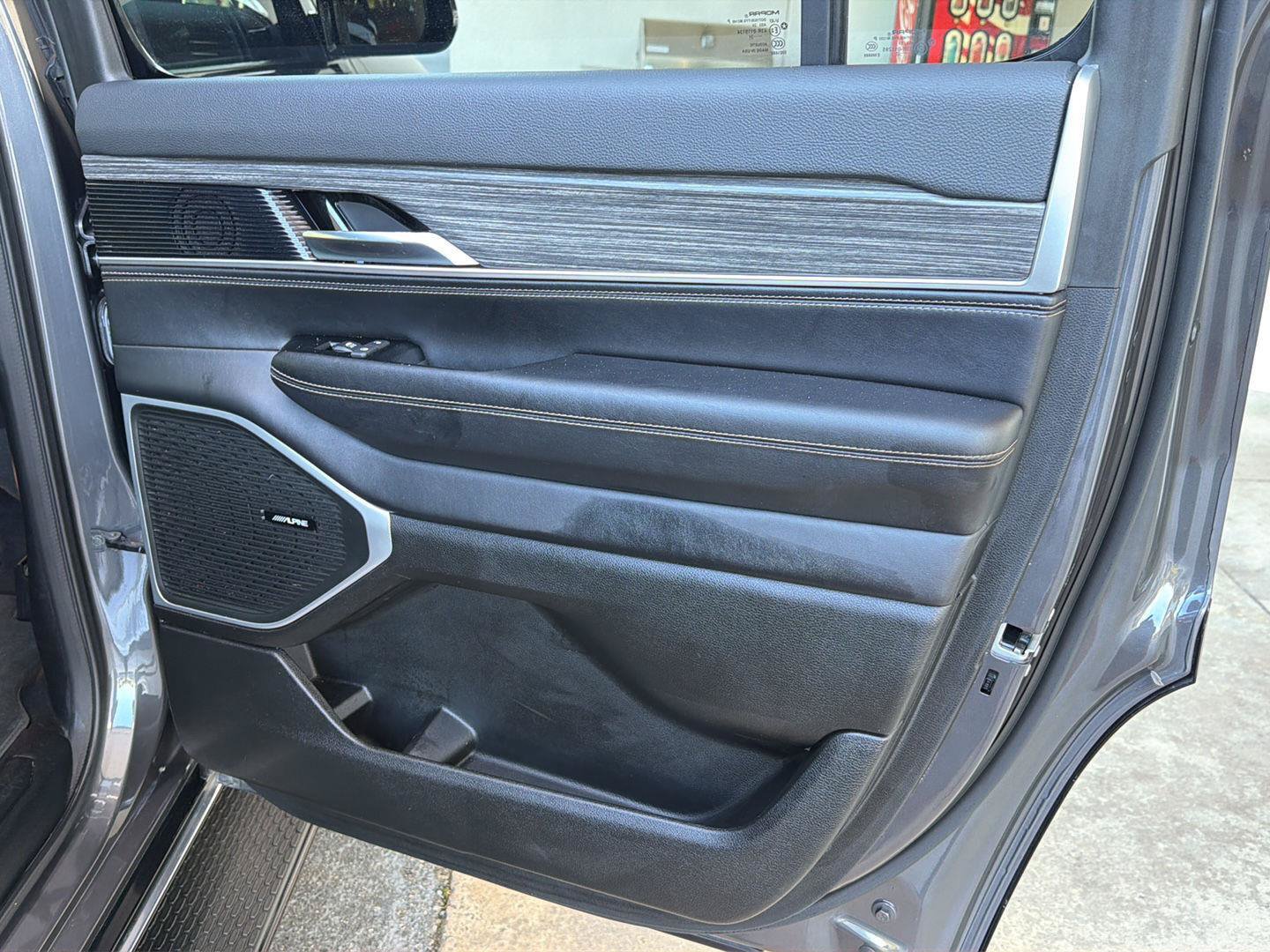 Used 2024 Jeep Wagoneer Series II w/ Flexible Seating Group RWD image 17