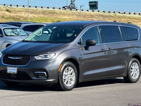 Used 2023 Chrysler Pacifica Touring-L FWD image 7
