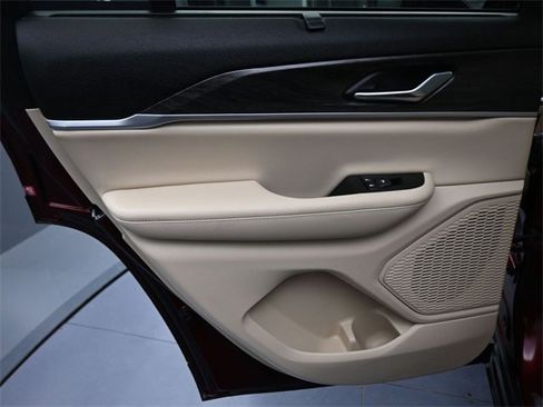 Used 2024 Jeep Grand Cherokee Limited w/ Luxury Tech Group II image 38