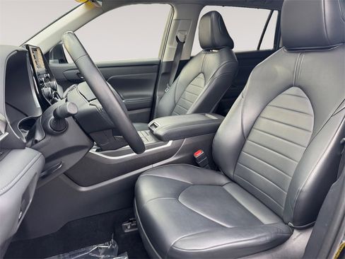 Used 2022 Toyota Highlander XLE image 9