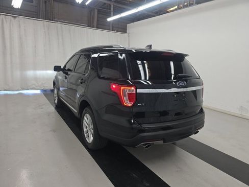 Used 2018 Ford Explorer XLT image 4