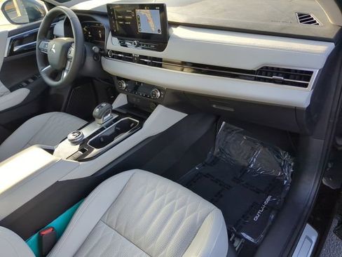 New 2025 Mitsubishi Outlander Platinum Edition image 15