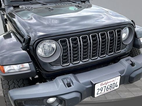 Used 2025 Jeep Gladiator Sport AWD/4WD image 30